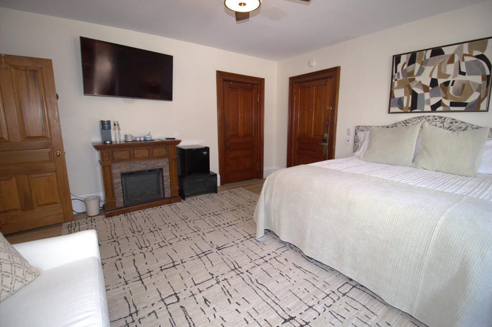 TV and multimedia, Photo of the whole room, Bedroom