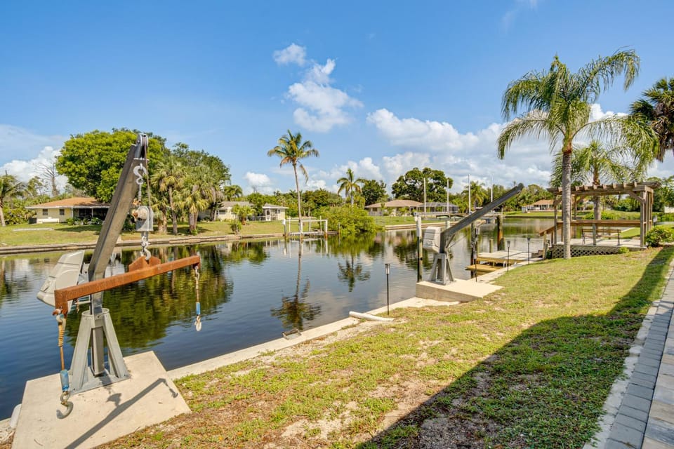 Luxury Oasis w/ Pool, Hot Tub, Dock & Sauna House in Port Charlotte