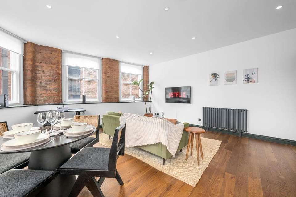 Communal lounge/ TV room, TV and multimedia, Living room, Seating area, Dining area, Evening entertainment
