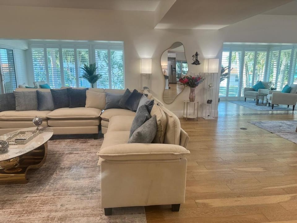 Luxury Waterfront Villa - Pool, Dock, Game Room etc House in Sanibel Island