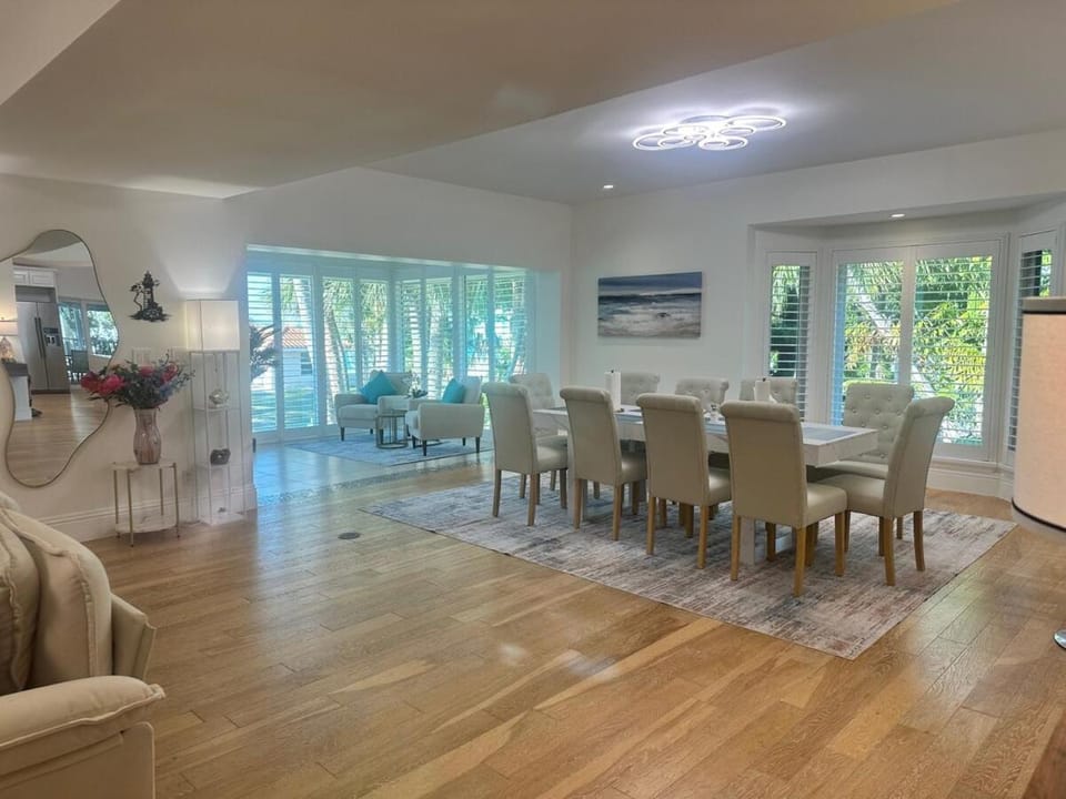 Luxury Waterfront Villa - Pool, Dock, Game Room etc House in Sanibel Island