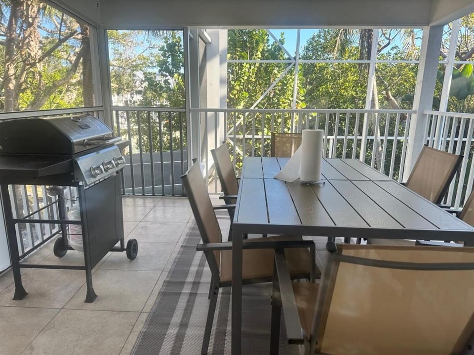 Luxury Waterfront Villa - Pool, Dock, Game Room etc House in Sanibel Island