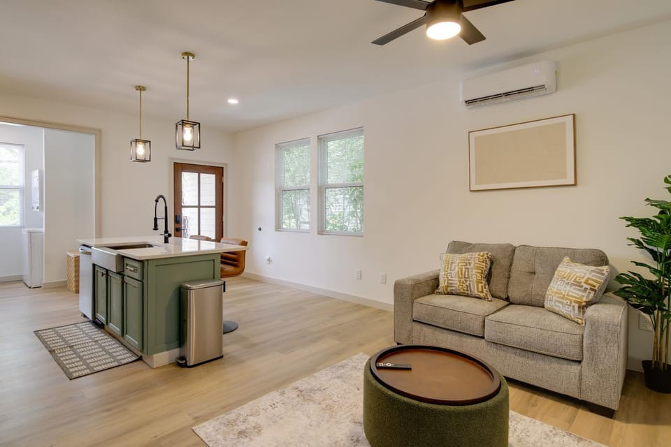 Near Dtwn & UT! Updated Knoxville Apartment Apartment in Knoxville