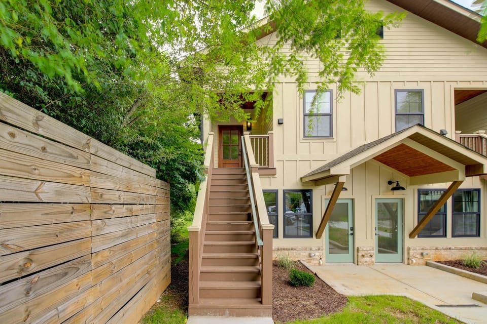 Near Dtwn & UT! Updated Knoxville Apartment Apartment in Knoxville