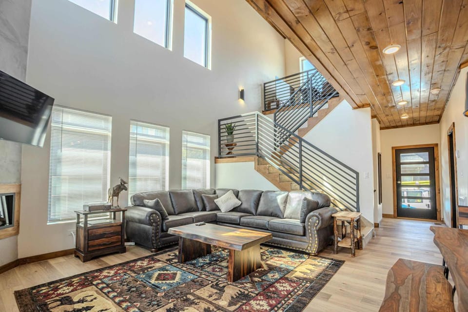 Modern Cabin - Indoor Pool - Hot Tub - Near Dollywood Cabin in Pigeon Forge