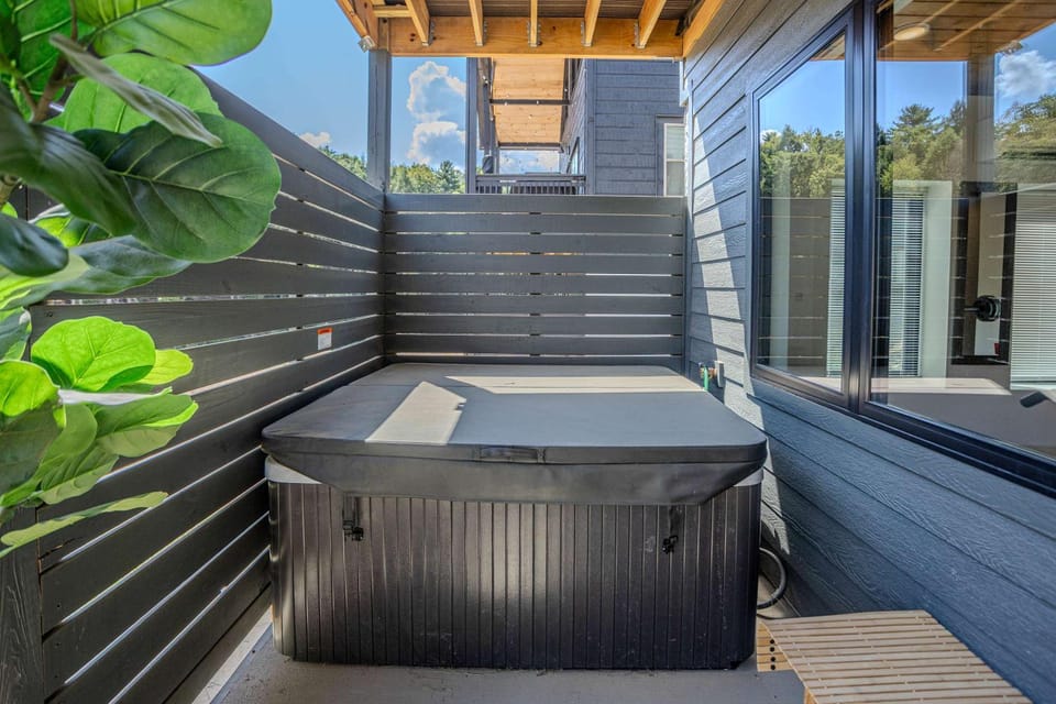 Modern Cabin - Indoor Pool - Hot Tub - Near Dollywood Cabin in Pigeon Forge