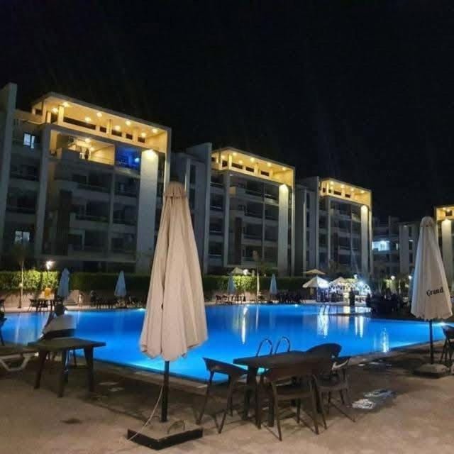 Property building, Night, Evening entertainment, Pool view, Swimming pool, sunbed