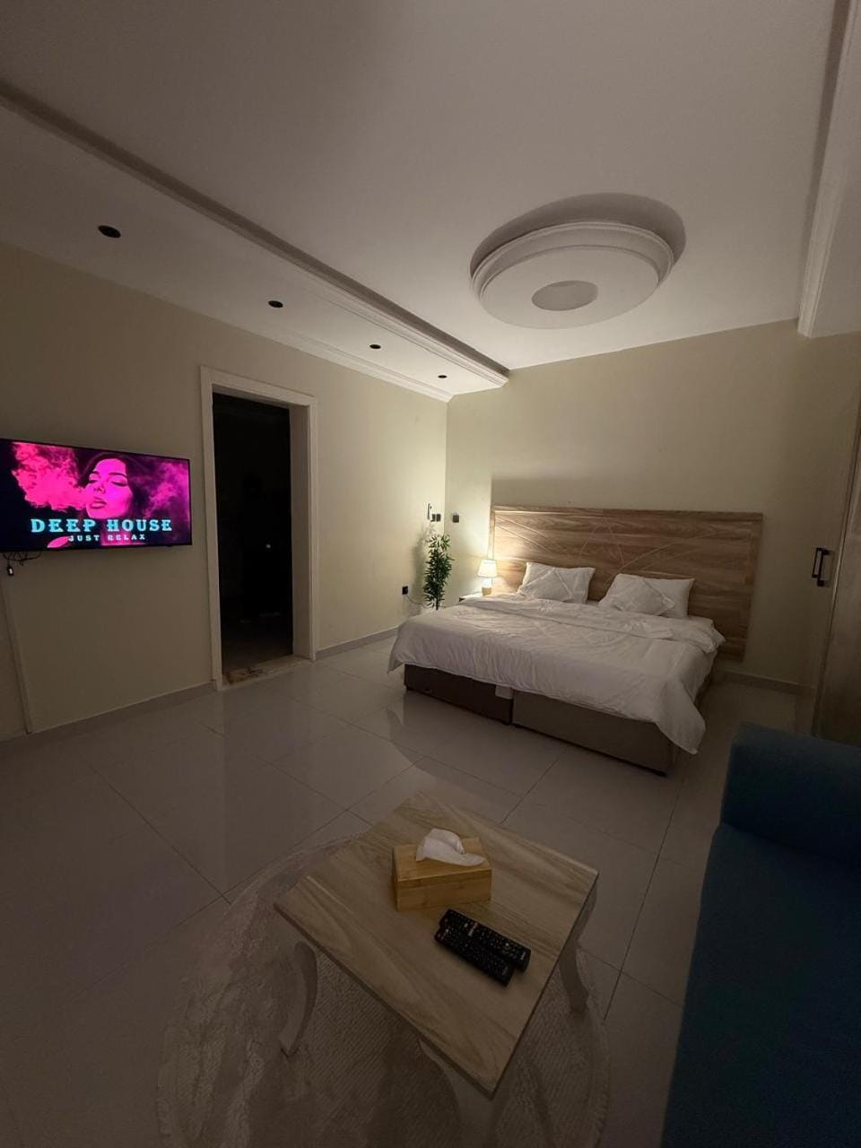 Bed, TV and multimedia, Photo of the whole room, Bedroom