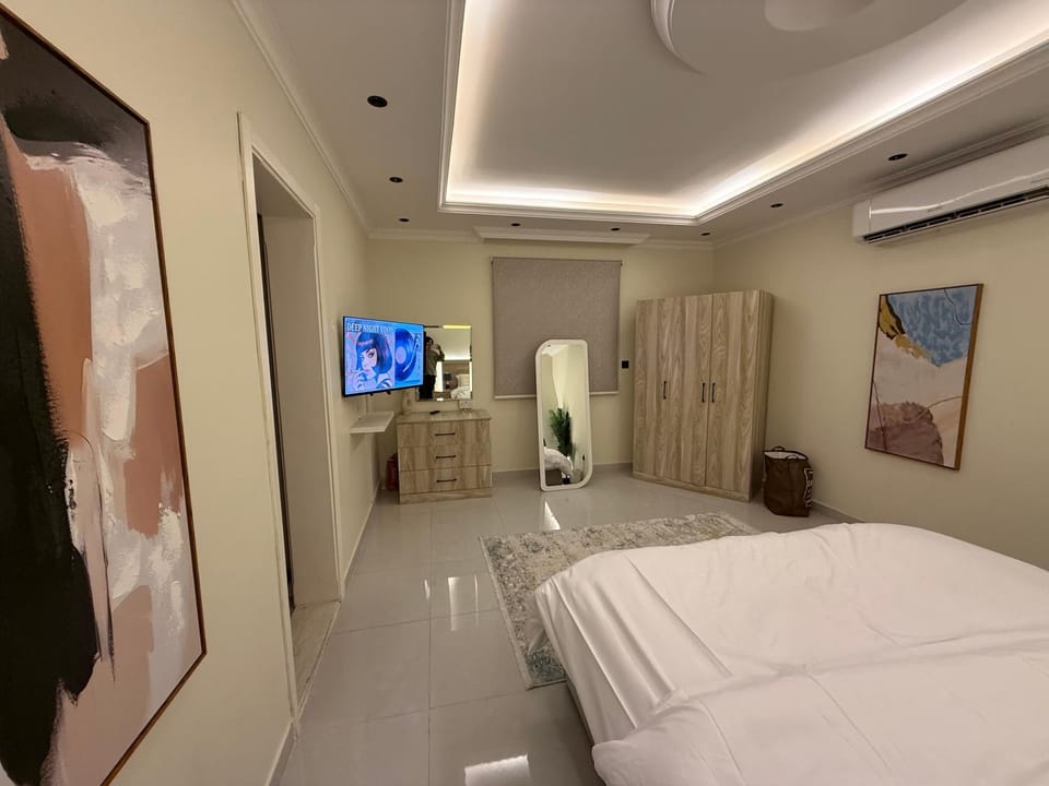Communal lounge/ TV room, Bed, TV and multimedia, Photo of the whole room, Evening entertainment, Bedroom, wardrobe, air conditioner