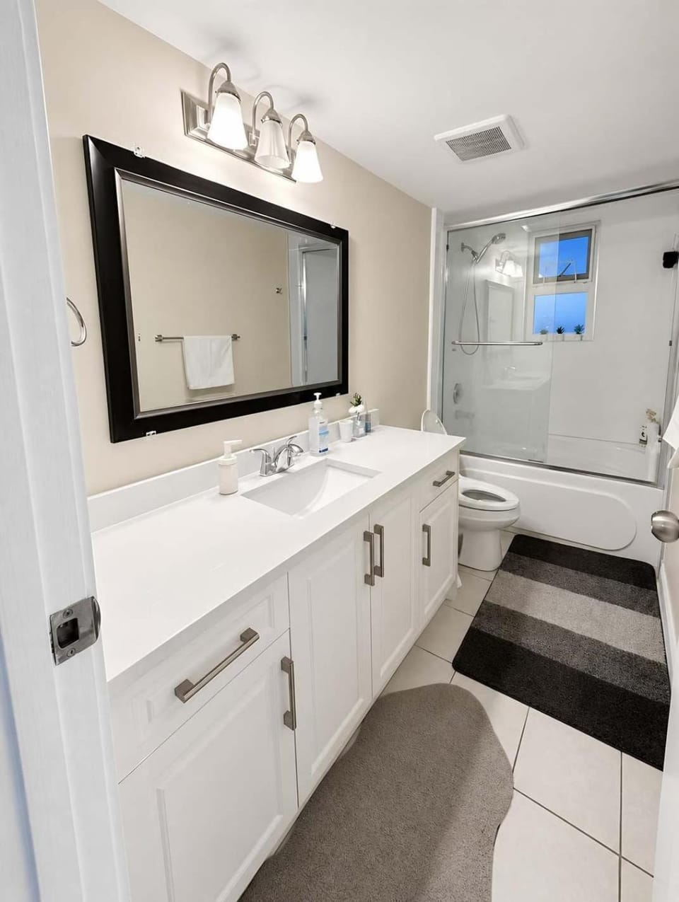 Quiet & Bright Basement Suite near Fraser Street House in Vancouver
