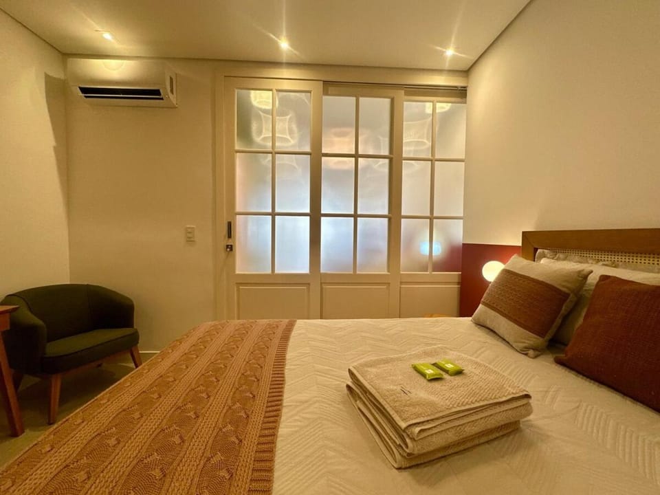 Bed, Bedroom, towels, towels