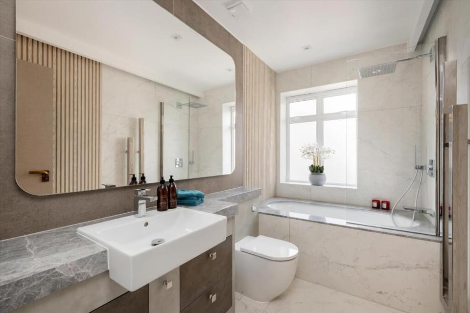 Shower, Toilet, Bathroom, Bath, towels