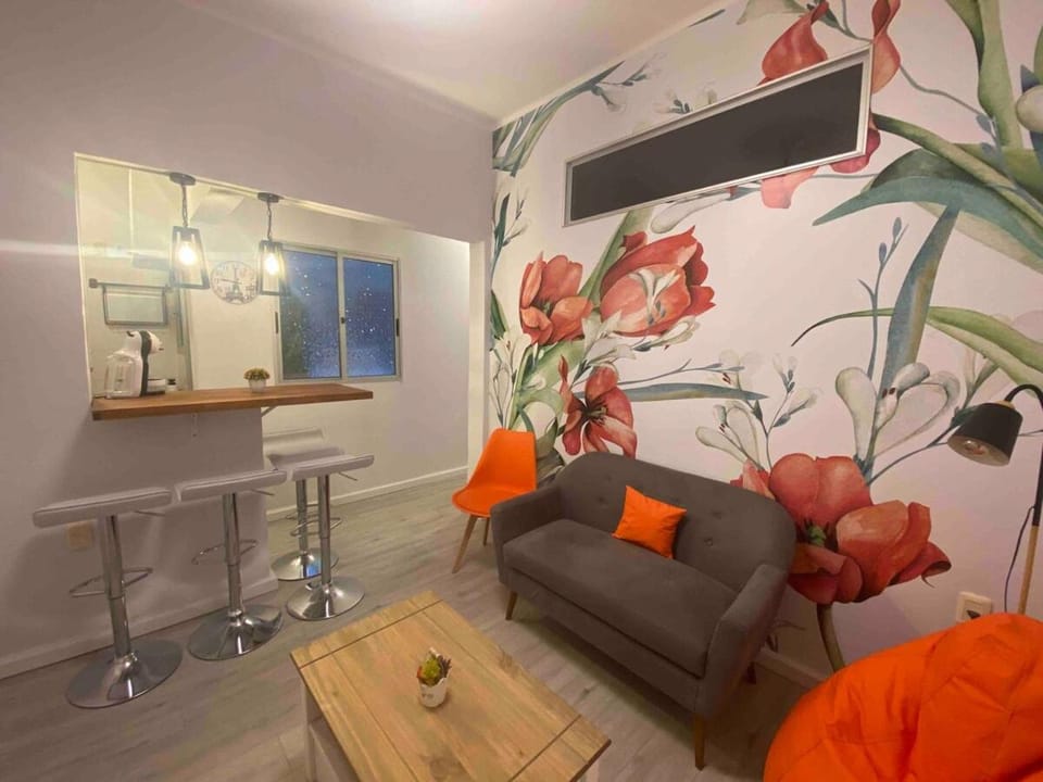 Vintage, 2 bedrooms and garage close to everything Apartment in Montevideo Department, Uruguay