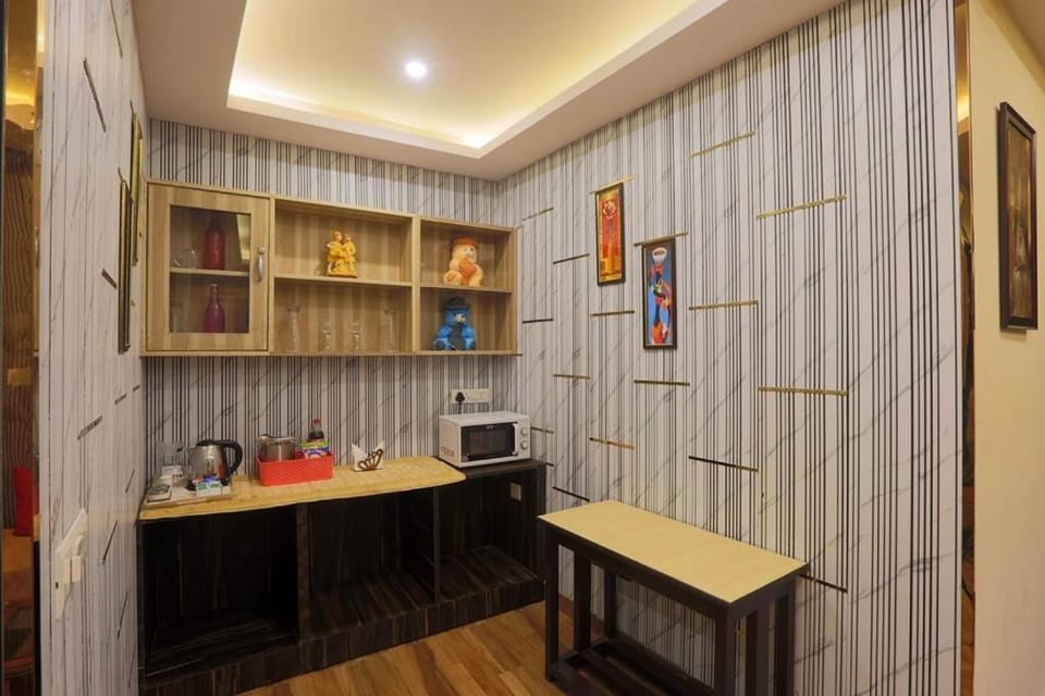 Kitchen or kitchenette, Dining area, hair dresser, minibar, oven, pet friendly, stove, toaster