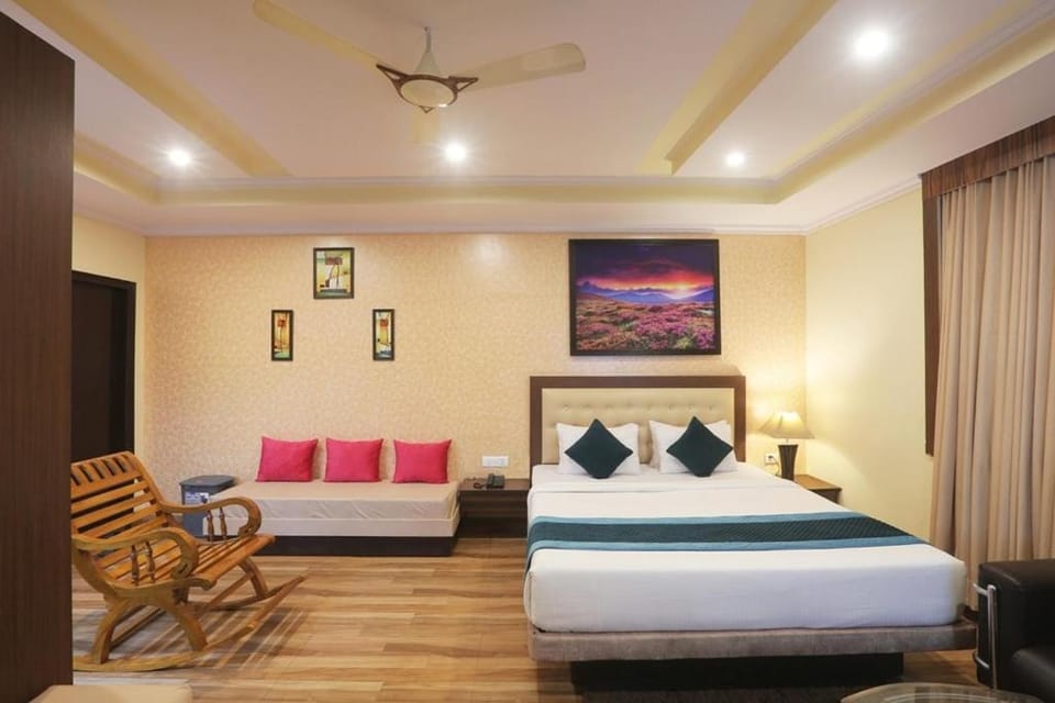 Bed, Living room, Photo of the whole room, Seating area, Bedroom, fireplace