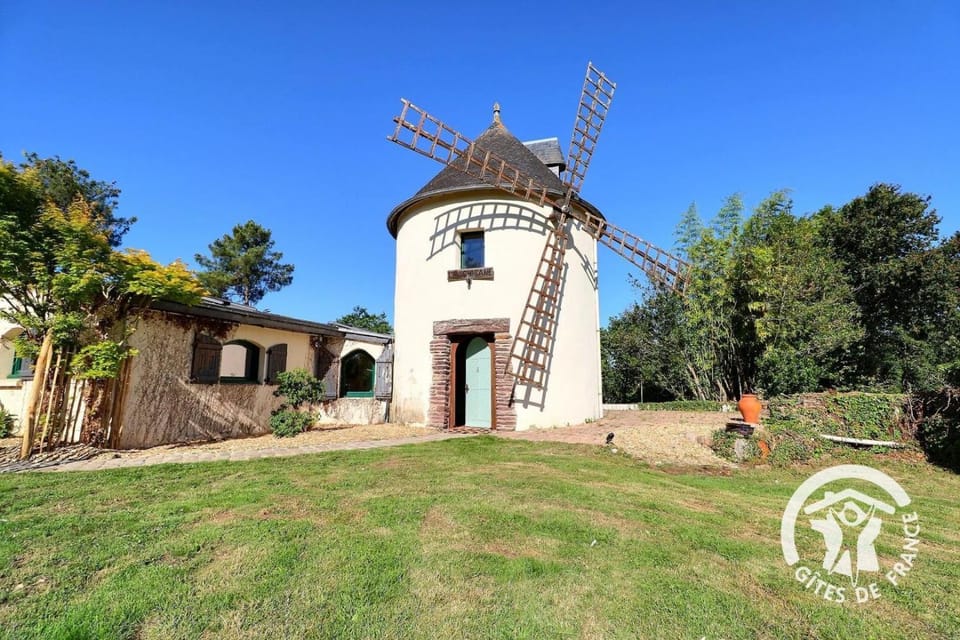 La grande maison et le moulin de la chicane House in Brittany
