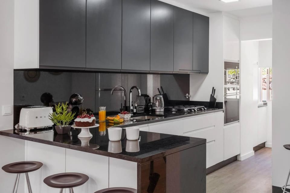Coffee/tea facilities, Kitchen or kitchenette, stove