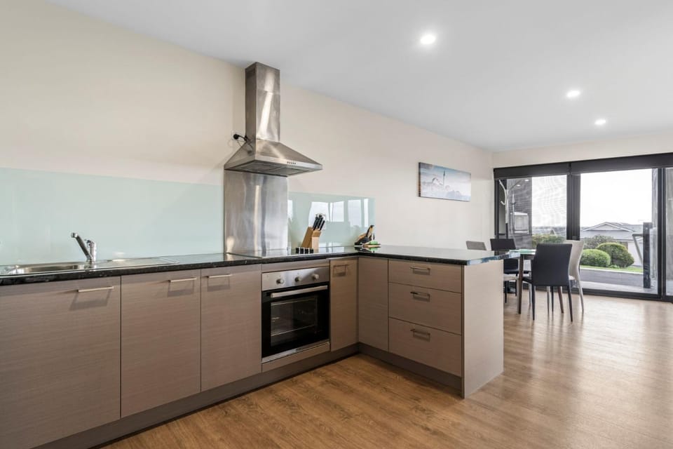 Dining area, kitchen