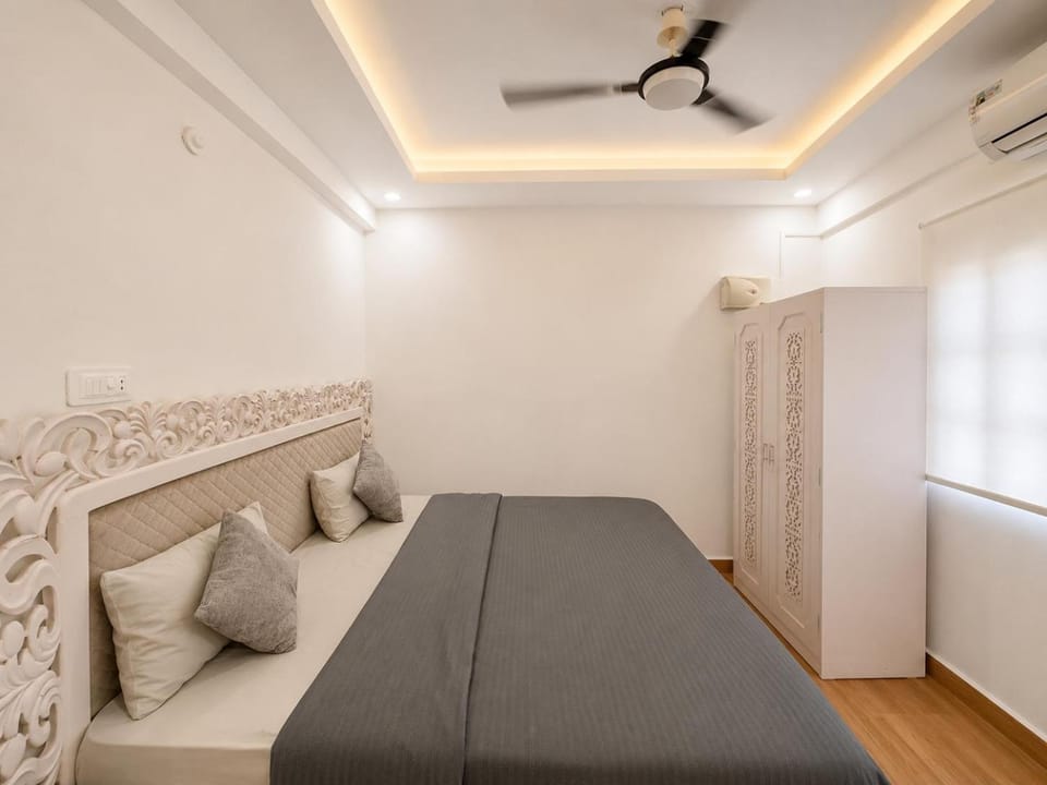Bed, Photo of the whole room, Bedroom, fireplace, air conditioner