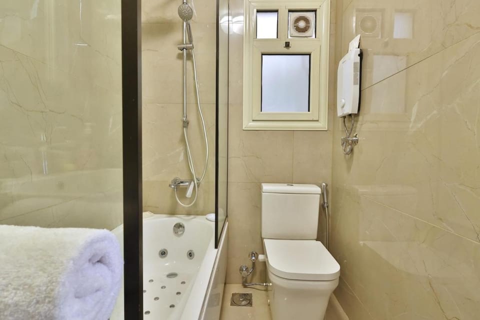 Private pool, garden, BBQ Lakeside Stone Apartment in New Cairo City