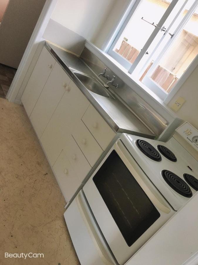 3 Double and 2 Single Sofa Beds Studio Apartment in Rotorua