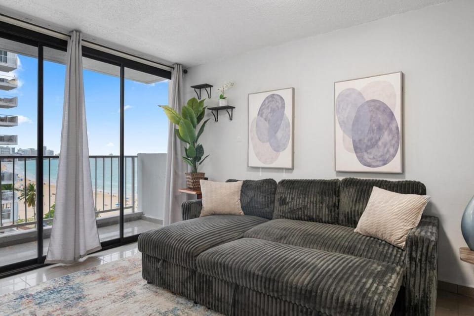 Spectacular Ocean View 9th Floor Coral Beach Apartment in Carolina
