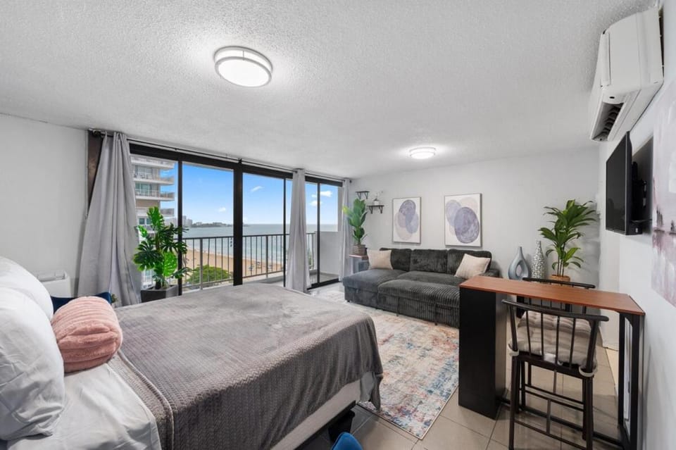 Spectacular Ocean View 9th Floor Coral Beach Apartment in Carolina
