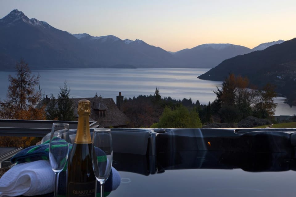 Nearby landmark, Hot Tub, Food and drinks, Dining area, Lake view, Mountain view, Swimming pool, Drinks, Alcoholic drinks, Sunset