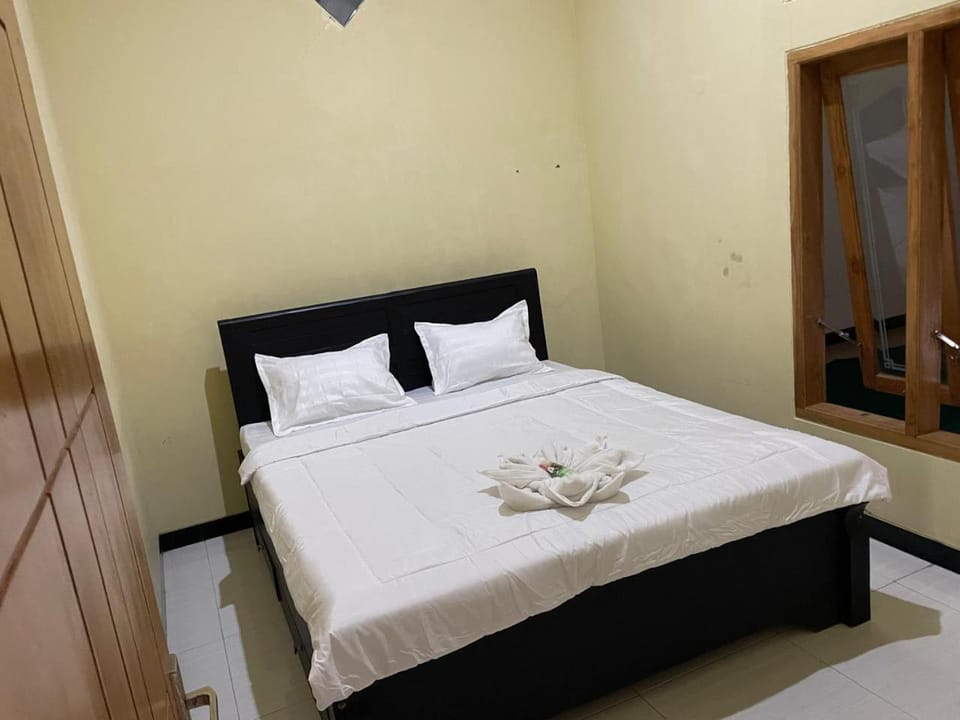 Photo of the whole room, Bedroom, towels