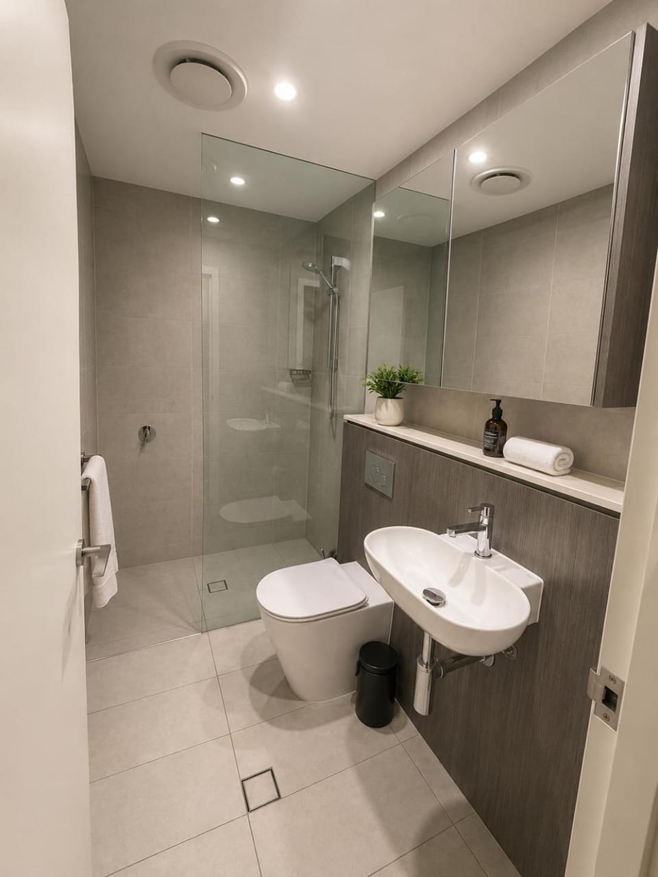Stylish 3BR Apartment, Next to Stadium, Large Terrace, Free WiFi Apartment in Lidcombe