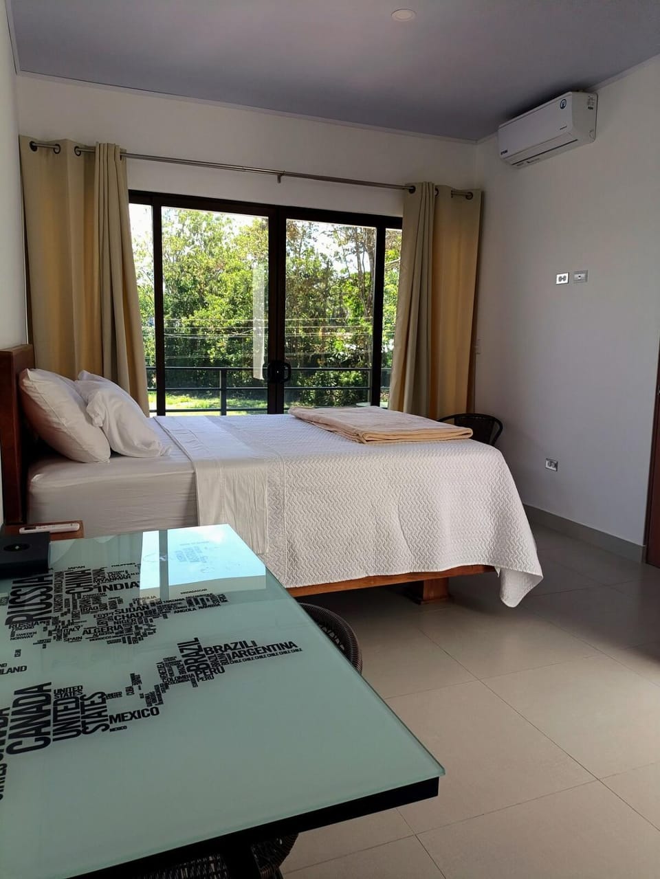 Bed, Photo of the whole room, Seating area, Bedroom