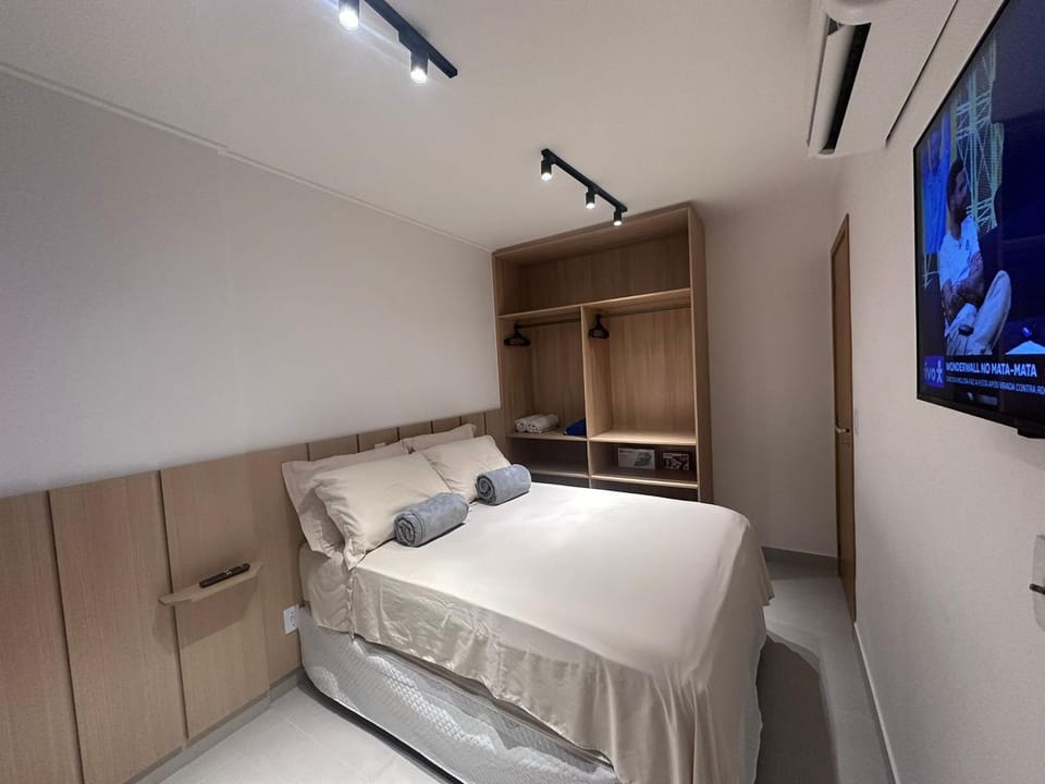 Bed, TV and multimedia, Photo of the whole room, Bedroom