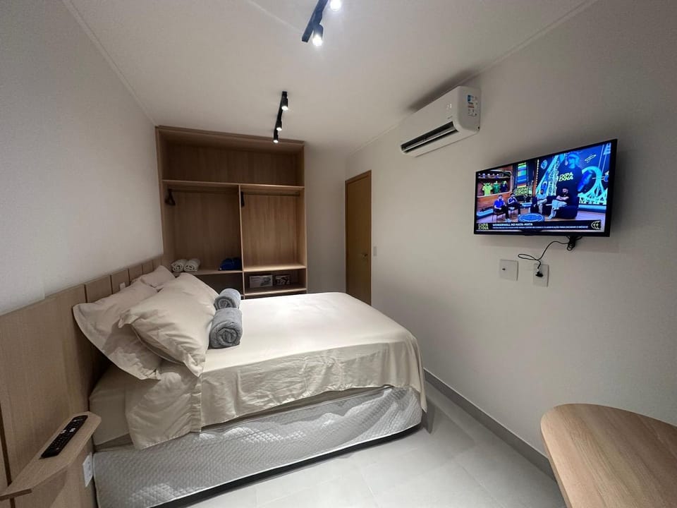 Bed, TV and multimedia, Photo of the whole room, Bedroom