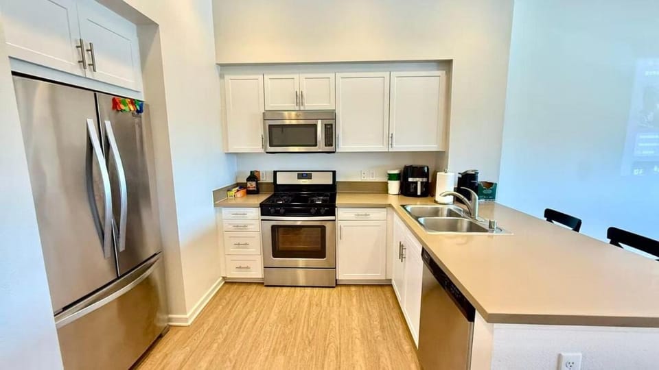 Prime Studio Retreat Near Irvine with Pool & Gym Apartment in Tustin
