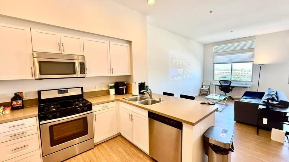 Prime Studio Retreat Near Irvine with Pool & Gym Apartment in Tustin