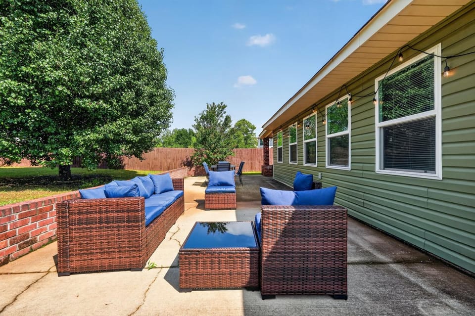 Southern Comfort Escapes 5BR for 14 Near NASA home House in Huntsville