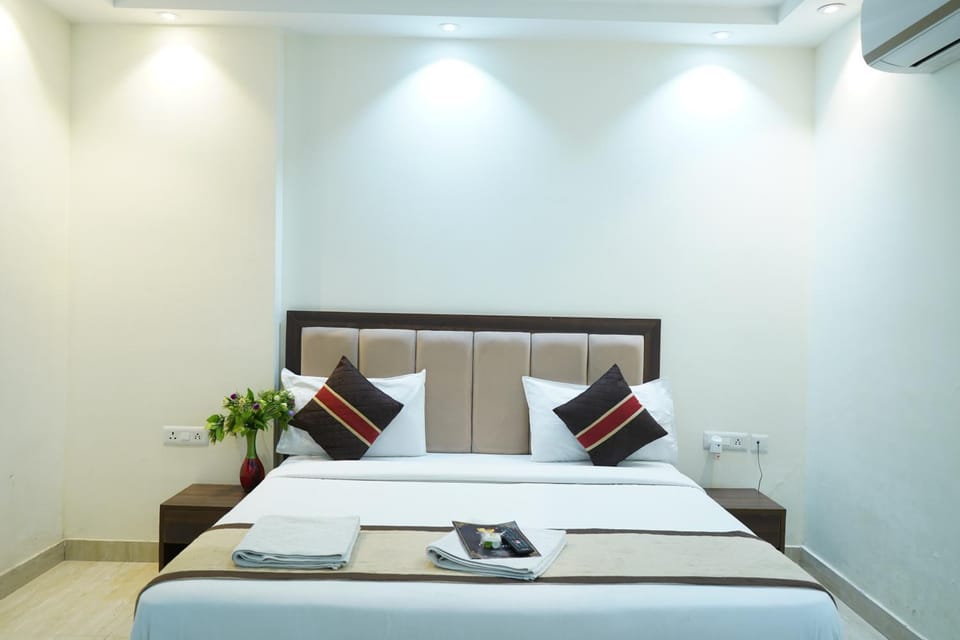 Bed, Living room, Photo of the whole room, Seating area, Bedroom, internet, air conditioner
