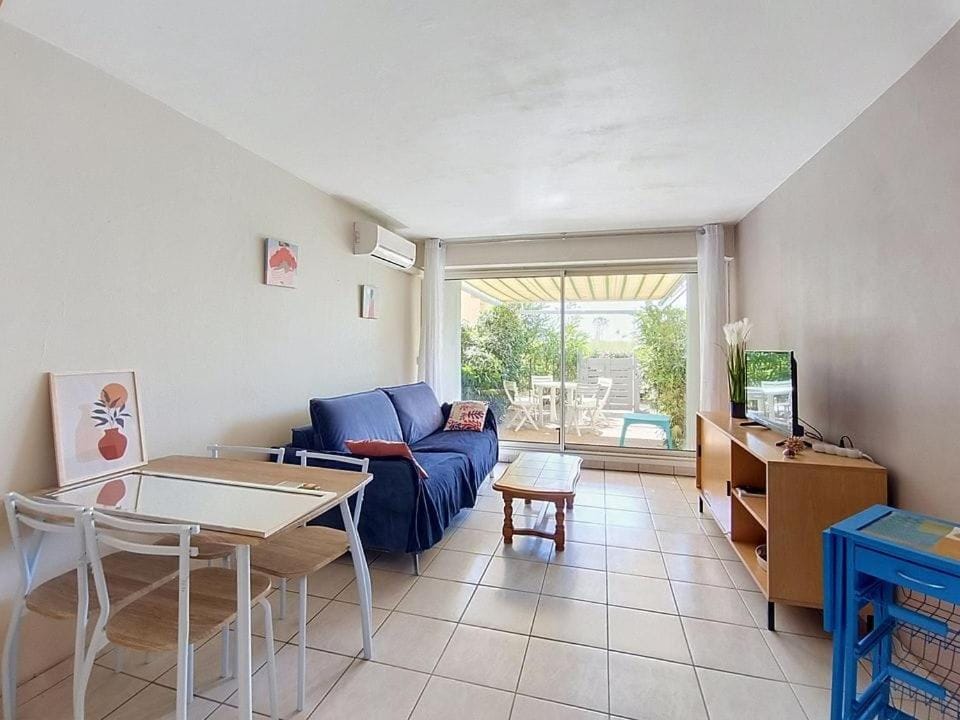 Communal lounge/ TV room, TV and multimedia, Dining area