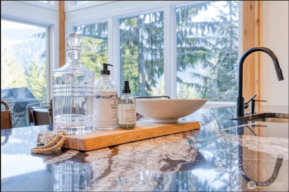 Bigfoot's Basecamp - 4BR Snoqualmie Pass Retreat, Hot Tub, Pets Welcome House in Snoqualmie Pass