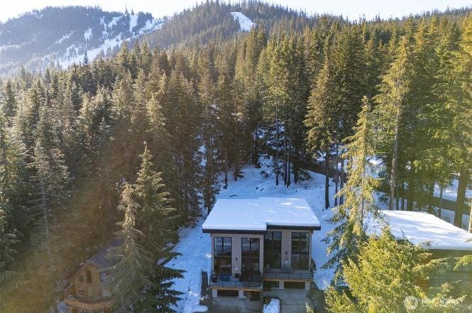 Bigfoot's Basecamp - 4BR Snoqualmie Pass Retreat, Hot Tub, Pets Welcome House in Snoqualmie Pass