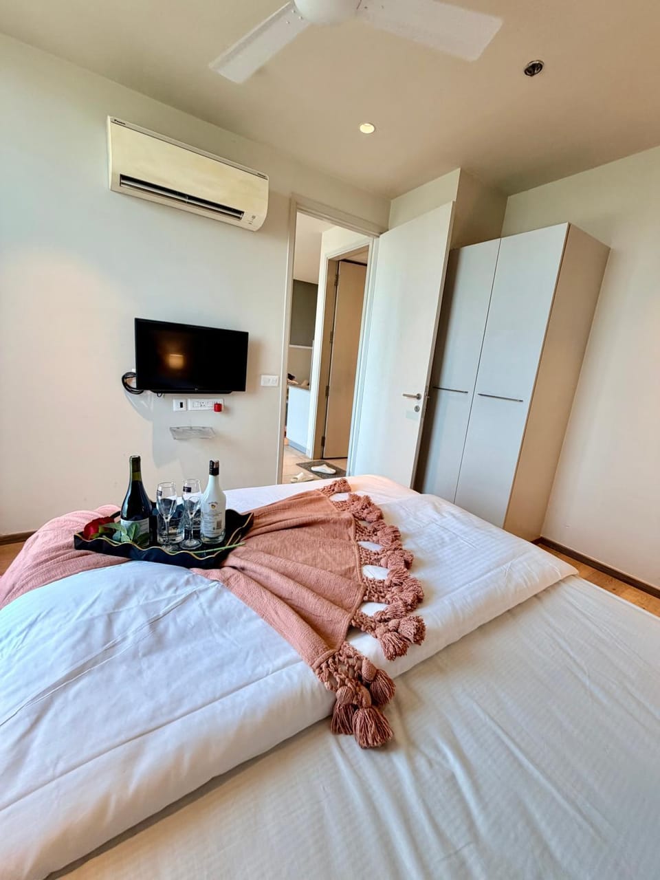 Pink Lily 1 BHK Studio Apartment near IGI Airport Vacation rental in Gurugram