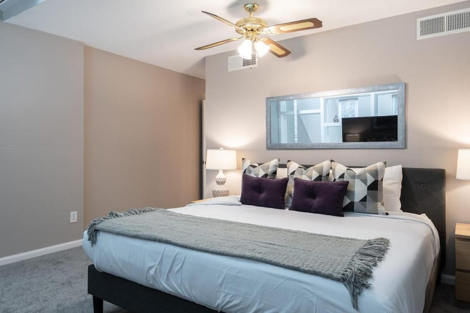 3BR The Montrose Collective A, Walk to Food & Fun! House in Harris County