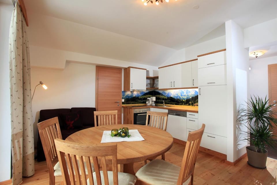 Kitchen or kitchenette, Seating area, Dining area