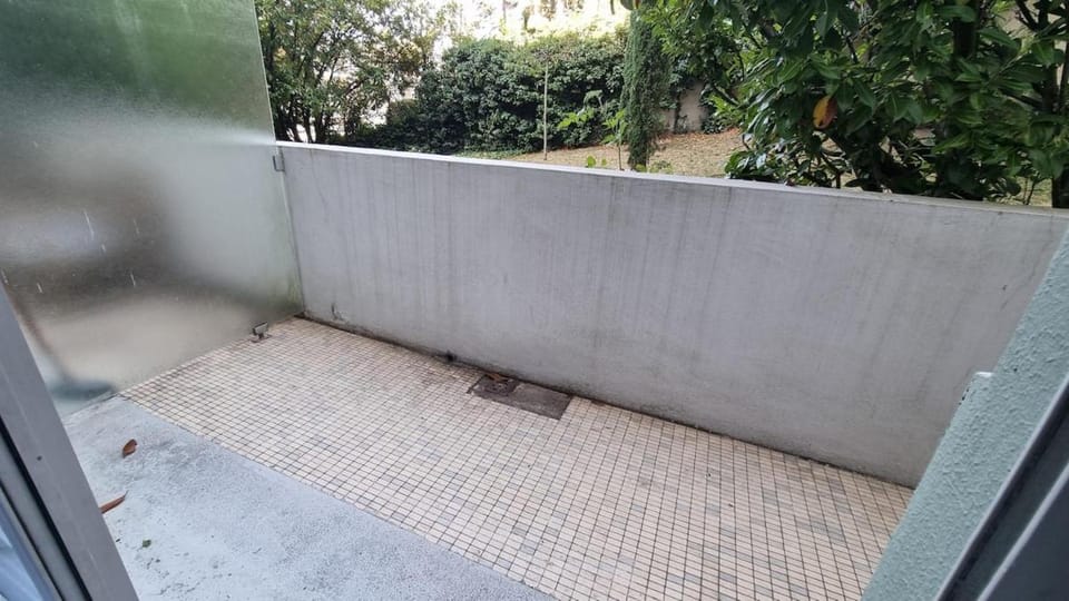 Studio with parking, balcony, and pool, not overlooked Apartment in Caluire-et-Cuire