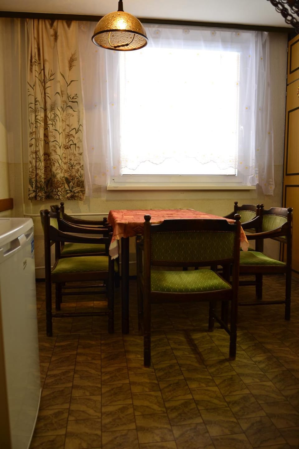Kitchen or kitchenette, Dining area