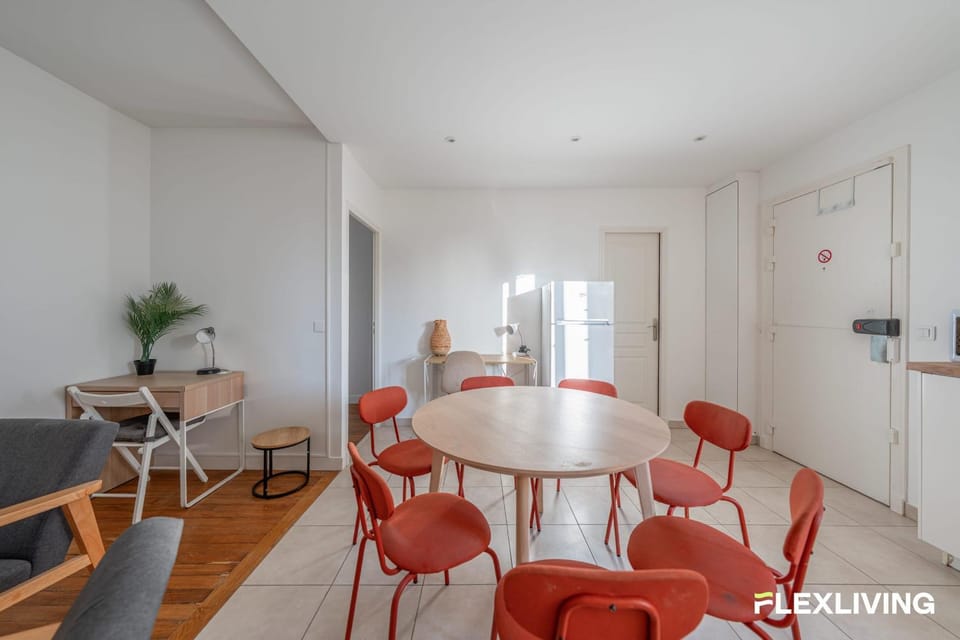 Bright T5 Nation and Vincennes Paris 20th Apartment in Paris