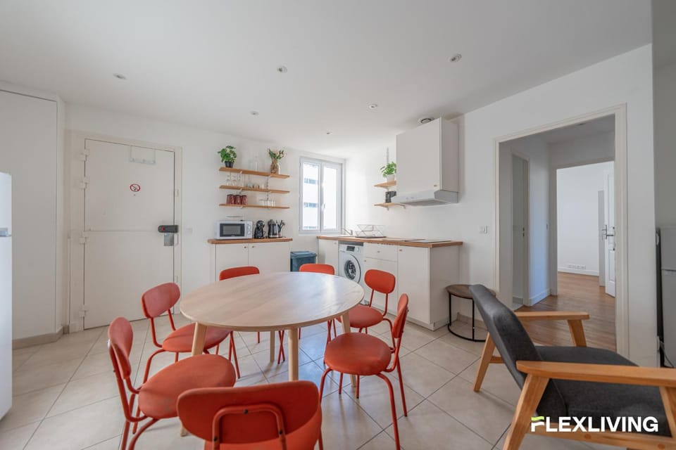 Bright T5 Nation and Vincennes Paris 20th Apartment in Paris