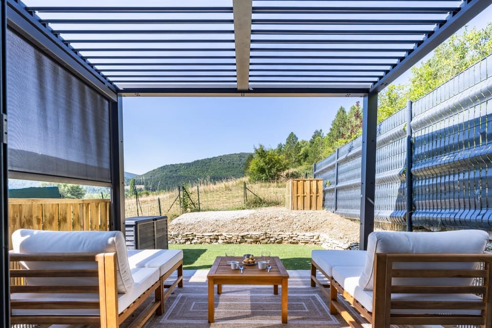 Le Cocon des Baronnies - Evasion romantique - Proche tous commerces boulangerie, boucherie, supérette, bar restaurant - Terrasse privée avec vue montagne - Balnéo - Clim réversible - TV avec Netflix - Wifi Apartment in Provence