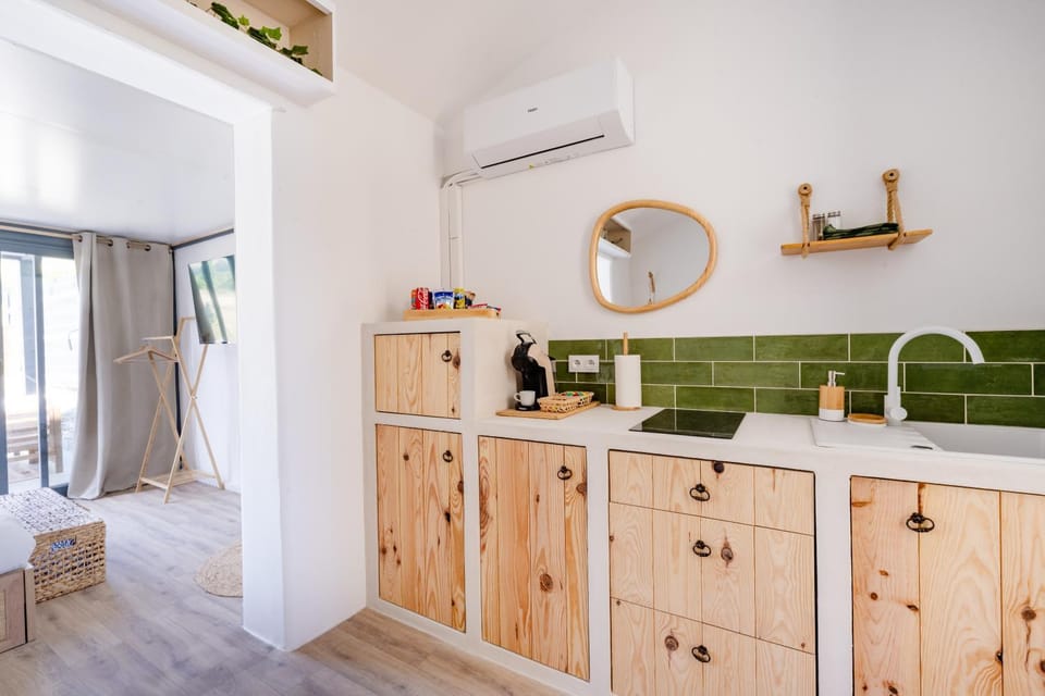 Le Cocon des Baronnies - Evasion romantique - Proche tous commerces boulangerie, boucherie, supérette, bar restaurant - Terrasse privée avec vue montagne - Balnéo - Clim réversible - TV avec Netflix - Wifi Apartment in Provence