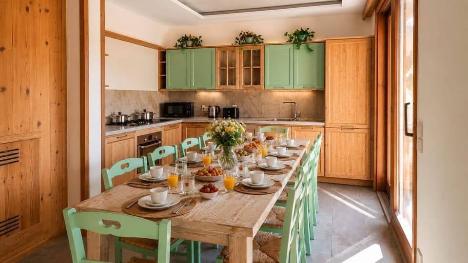 Kitchen or kitchenette, Dining area